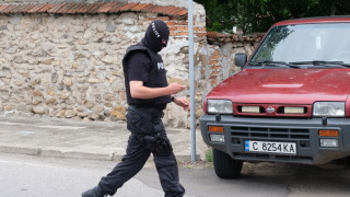 Полицаи са простреляли в крака със стоп патрон агресивен мъж в