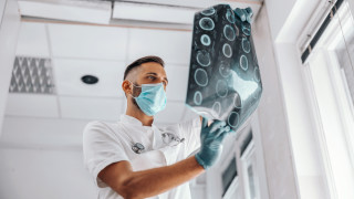 COVID-19 става професионално заболяване. Кои служители ще получават обезщетения от държавата?