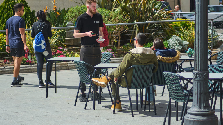 Новият трудов баланс на Испания: високотехнологичните професии изпреварват сервитьорите