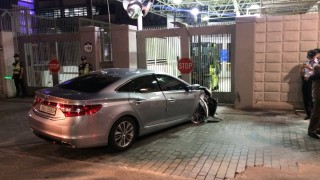 Човек се е забил с колата си в портите на