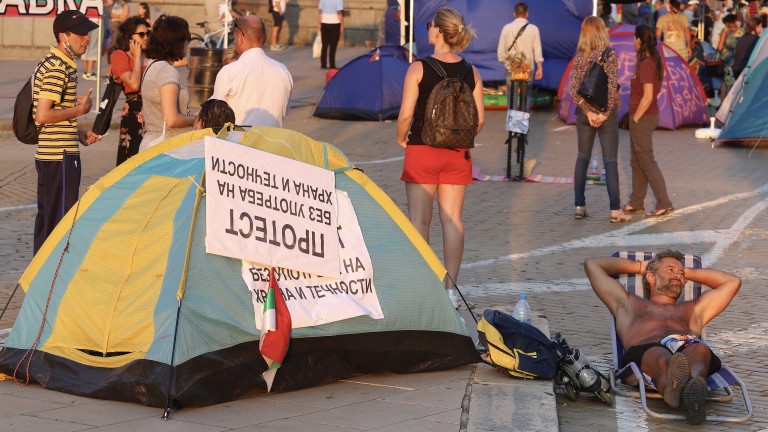 Палатките остават на три ключови кръстовища в София 