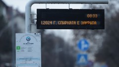 Младежи изпотрошиха трамвайна спирка в София