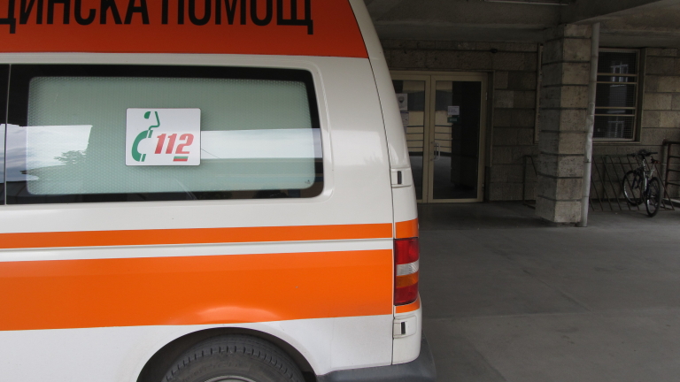 Камион помете двама пешеходци край София