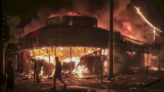 Трета поредна нощ САЩ са разтърсени от протести придружени от