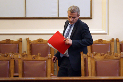 Обвиниха Москов за чистки в болниците – махал дори чистачки и шофьори