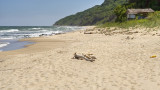 Откриха тяло на мъж на плажа в Бургас