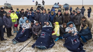 След близо година в Космоса двама астронавти се завърнаха