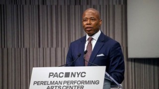 Прекратиха делото за корупция срещу кмета на Ню Йорк Ерик