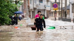 Югозападен Китай под вода, задава се и циклон
