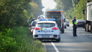 Два леки автомобила се удариха челно в района на село