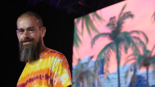 Напълно независимо от централизирани сървъри и даже от наличието на