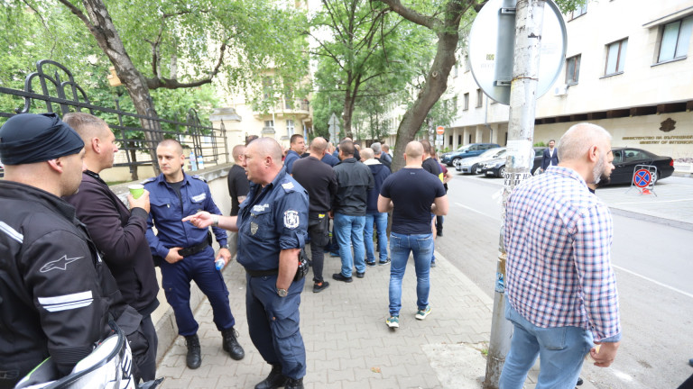 Полицаи в София излизат в обедната си почивка като израз