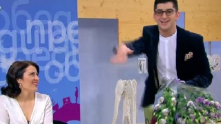 Сашо Кадиев учи в ефир как да почиства след дъщеря си