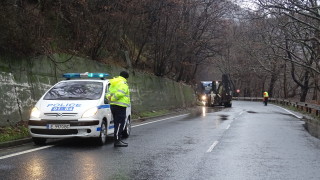 Скали се срутиха върху кола край Смолян