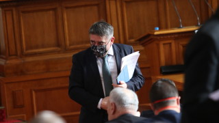 Депутатите излязоха в почивка от 30 минути точно преди да