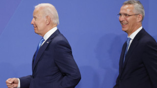 Докато генералният секретар на НАТО Йенс Столтенберг се среща с