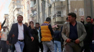 Десетки хиляди демонстранти протестираха в Диарбекир югоизточна Турция срещу намерението