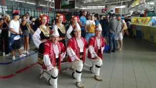 Фолклорен флашмоб посрещна пристигащите българи и чужденци на летище София