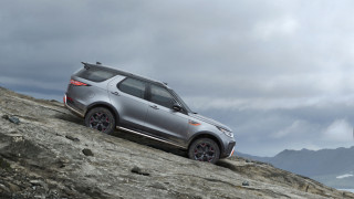 Британската марка Land Rover представи SVX върховния Discovery за