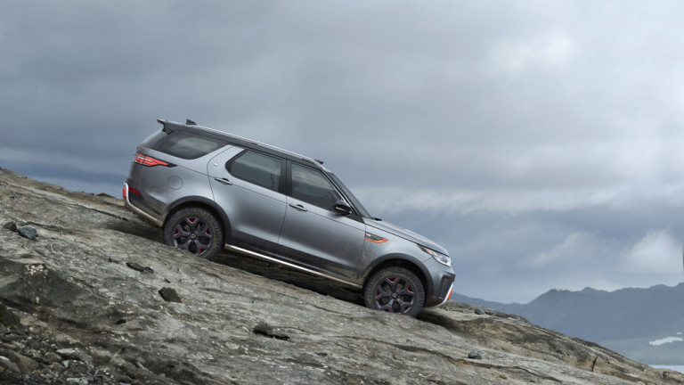 Land Rover показа Discovery SVX готов да отиде навсякъде (ВИДЕО)