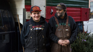 Семейството, което ежегодно пътува хиляди километри, за да продава коледни елхи