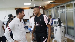 Звездата на ПСЖ Килиан Мбапе приветства новото попълнение на