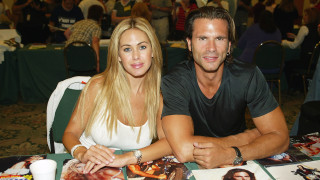 Всички го помним дългокосият мускулест Рино Рейнс от сериала