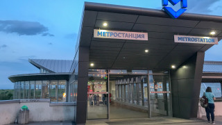 Жена нападна с макетен нож полицаи на метростанция Летище София