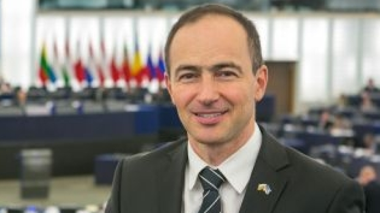 Български евродепутат запознава младите хора с работата и ролята на ЕП