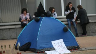 Палатките на майките остават до гласуването в парламента