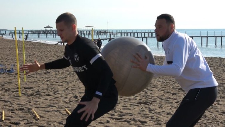 Треньорът на вратарите в Локомотив (Пловдив) - Тодор Кючуков даде