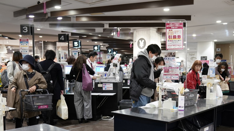 Паническо пазаруване в  Токио заради коронавируса