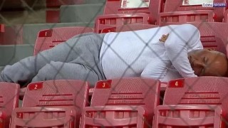 Фен на футбола в Турция заспа спокойно на трибуните докато