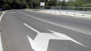 Трима души са били леко ранени при катастрофа по АМ