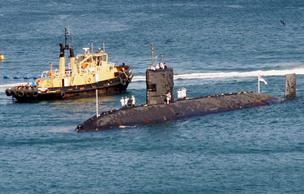 Британска ядрена подводница с поражения след преследване на руски кораби