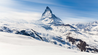 Четирима души загинаха в швейцарските Алпи и други петима са