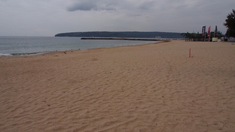 Бетонът на плаж "Кабакум" - незаконен, но няма кой да бъде санкциониран