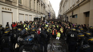 Френската полиция използва сълзотворен газ за да сдържа и контролира