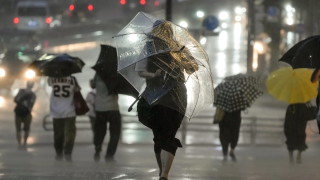 Тропическата буря Меари донесе проливни дъждове на главния японски остров
