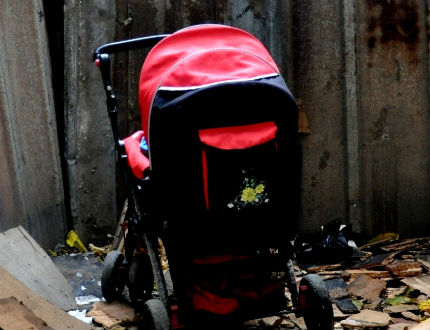 Митничари спипаха контрабандни цигари в количка с 2-годишно дете