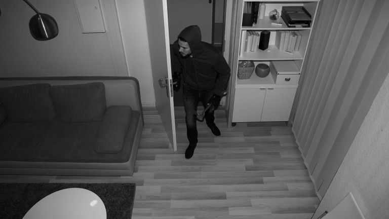 Трима крадци нахлуха в дома на 32-годишна жена и пребиха