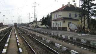 Млада жена се качи на жп стълб на гарата в