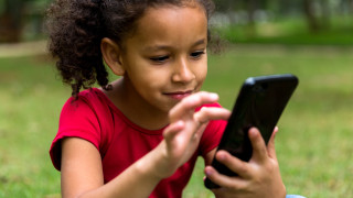 Опасни ли са мобилните устройства за децата?