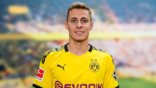 Халфът на Борусия Дортмунд Торган Азар може да продължи кариерата