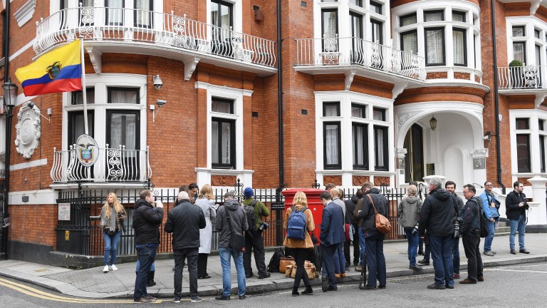 Джулиан Асанж търси убежище във Франция