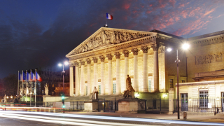 След месеци спорове френският парламент прие законодателство затягащо имиграционната политика