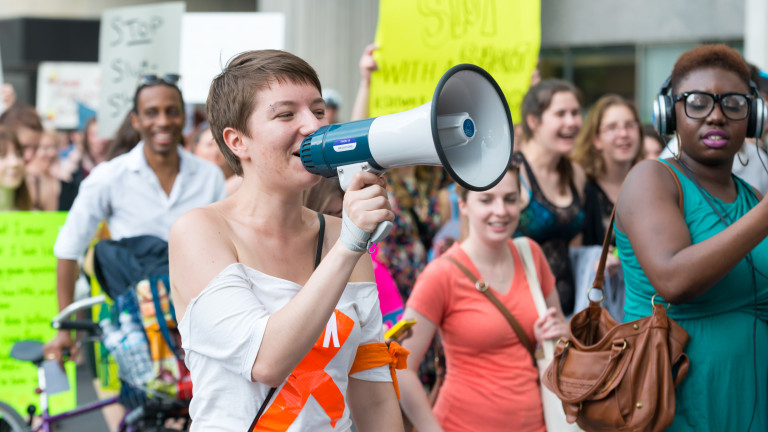 Жрици на любовта заклеймиха секс куклите