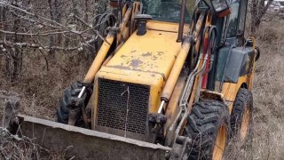 Багер камион и две купета от скъпи леки коли