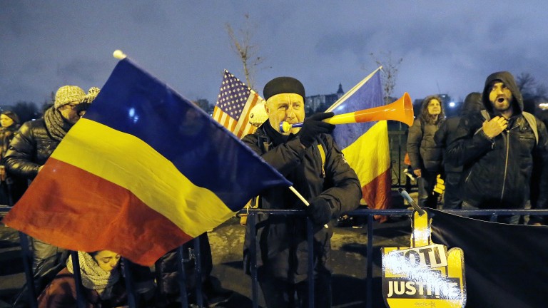Румънски граждани се събират на протест срещу прокарано от правителството