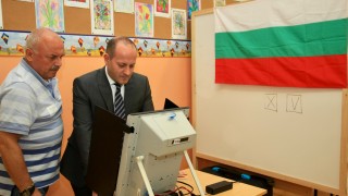 Радан Кънев гласува машинно и призова всеки да гласува